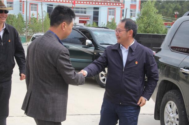 迪慶州委書記、州人大常委會(huì)主任顧琨,香格里拉市委副書記、市長陳群一行領(lǐng)導(dǎo)蒞臨康美乳業(yè)調(diào)研!